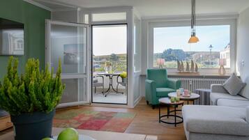 Een televisie en een stereo