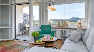 Een televisie en een stereo