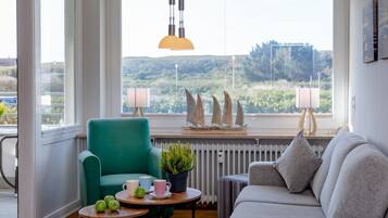 Een televisie en een stereo