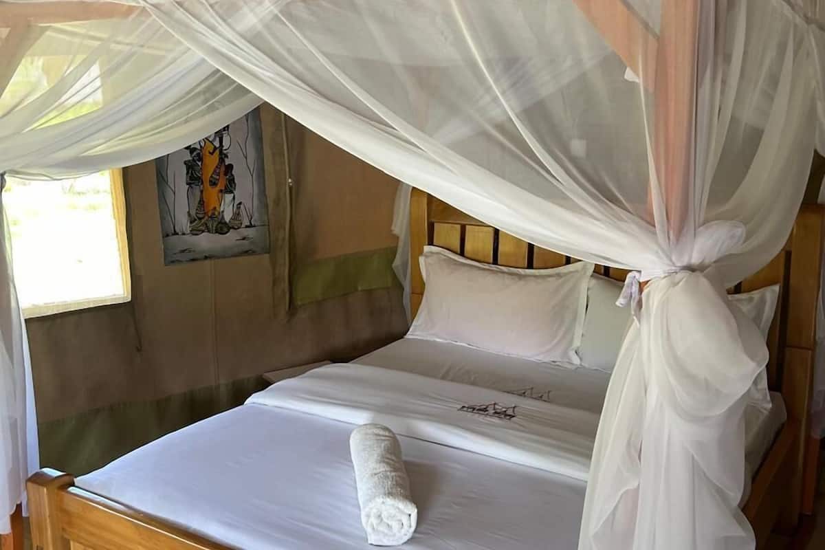 2 habitaciones, escritorio y espacio para trabajar con laptop