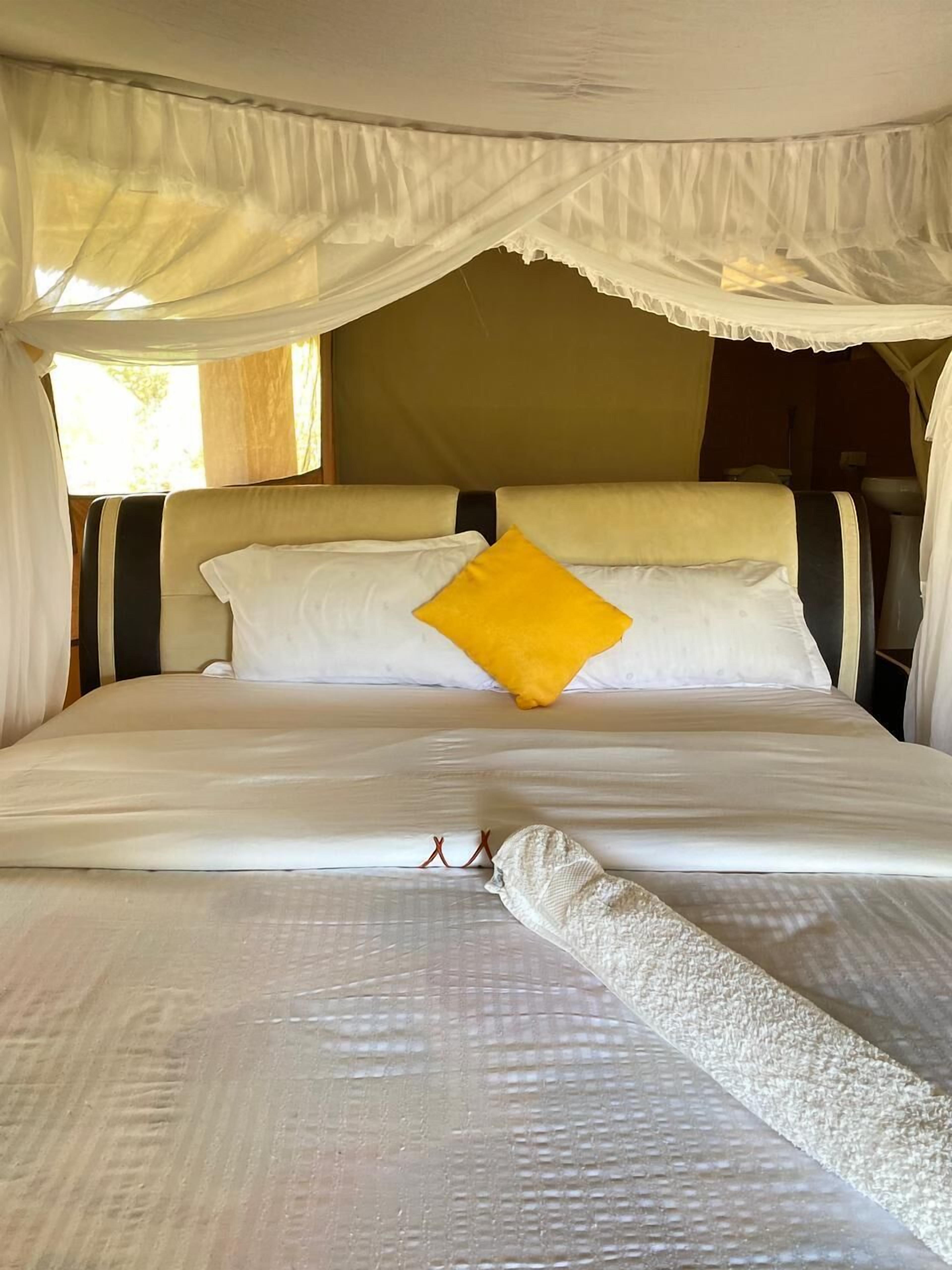 Escritorio y espacio para trabajar con laptop 