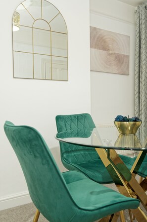 Dining - 3 Bed House Sleeps 6 - Garden, Parking, Bbq (Chatham)