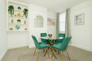 Dining - 3 Bed House Sleeps 6 - Garden, Parking, Bbq (Chatham)