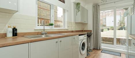 冰箱、微波炉、烤箱、炉灶