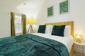 3 bedrooms, iron/ironing board, WiFi, bed sheets - 3 Bed House Sleeps 6 - Garden, Parking, Bbq (Chatham)