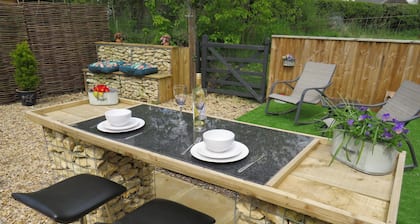 Private Garden Room - Rural Village