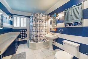 Secador de cabelo, toalhas de banho, sabonete, shampoo