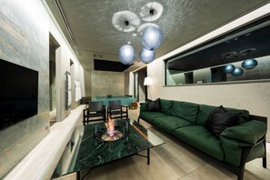 Televisión de pantalla plana, piso con calefacción