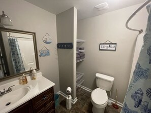 Secadora de cabello, toallas, jabón, shampoo 