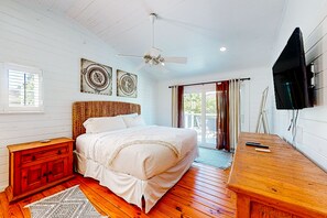 2 bedrooms, iron/ironing board, internet, bed sheets - Canal-front home near Shell Beach with access to bay & deck (Sarasota)