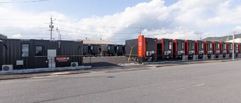 Ein Gebäude aus einem Versandcontainer mit Laderampe und einer Straße davor.