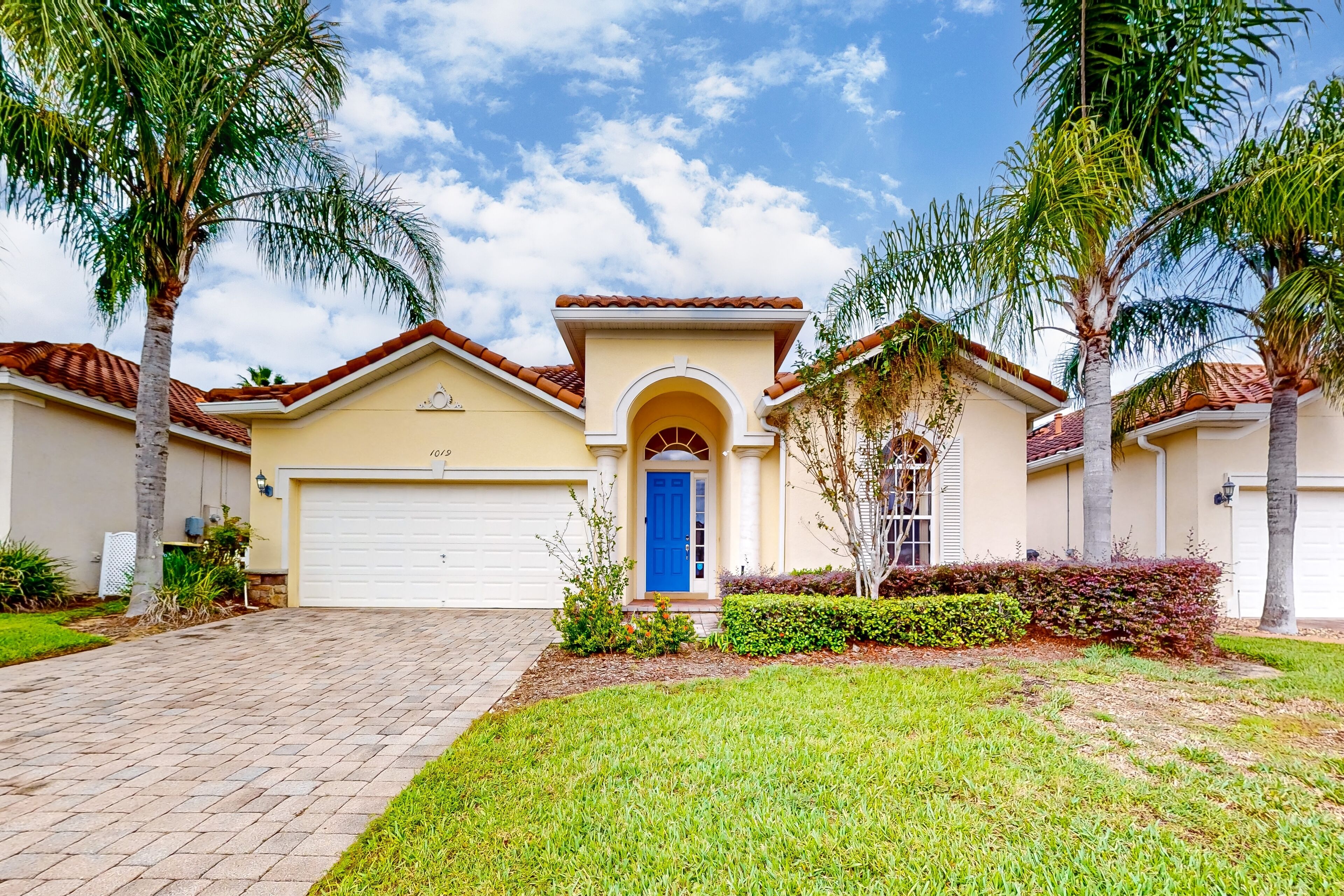 Enchanting retreat with pool, game room, & lanai - close to parks