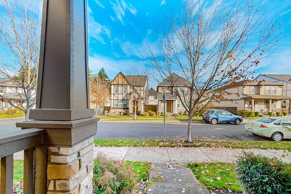 Property grounds - 2-story home in great location with fireplace, grill, fast WiFi, & streaming (Beaverton)