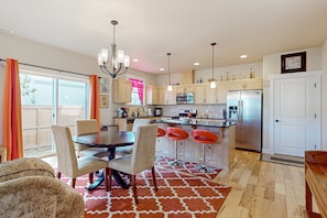 Fridge, microwave, oven, stovetop - 2-story home in great location with fireplace, grill, fast WiFi, & streaming (Beaverton)