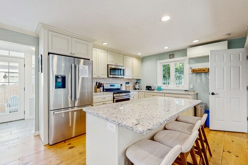 Sunny home near the sand with bikes, grill, firepit, & balcony- dog-friendly