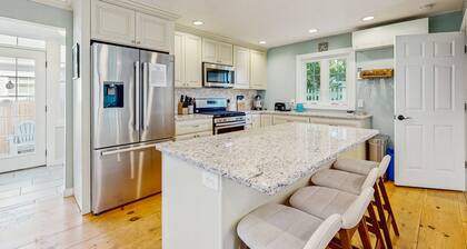 Sunny home near the sand with bikes, grill, firepit, & balcony- dog-friendly