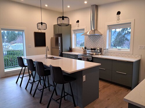 Licensed: New build carriage house close to hiking, biking, beaches and wineries