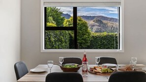 Dining - Arrowtown Charm Mountain Views (Arrowtown)