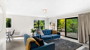 Smart TV, fireplace - Arrowtown Charm Mountain Views (Arrowtown)