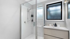 Shower, hair dryer, towels - Arrowtown Charm Mountain Views (Arrowtown)