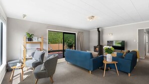 Smart TV, fireplace - Arrowtown Charm Mountain Views (Arrowtown)