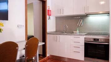 Fridge, microwave, oven, coffee/tea maker