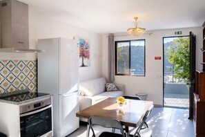 Fridge, microwave, oven, coffee/tea maker
