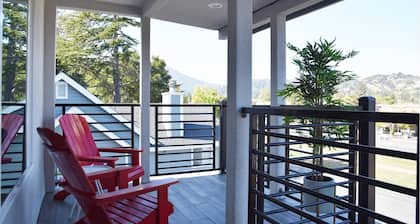 NEW Colorful + Spacious 3BD/2BA Home in the ❤️of Mill Valley
- Fully remodeled