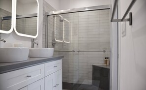 Shower, hair dryer, towels, soap - NEW Colorful + Spacious 3BD/2BA Home in the ❤️of Mill Valley
- Fully remodeled  (Mill Valley)
