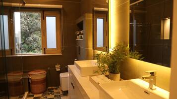 Shower, hair dryer, bidet, towels