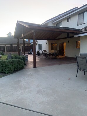 Outdoor dining - Beautiful home located in the Central Coast!! Minutes from the Beach & Wineries! (Santa Maria)