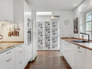 ثلاجة، ميكروويف، غسالة أطباق، مستلزمات طهي/أطباق/أوعية