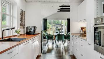 Fridge, microwave, dishwasher, cookware/dishes/utensils