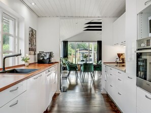 Fridge, microwave, dishwasher, cookware/dishes/utensils
