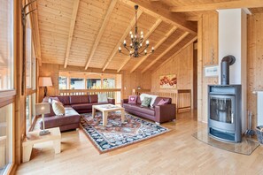 Televisión y chimenea 