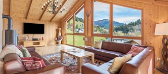 Chalet 'Skiblickhaus' with Mountain View, Private Terrace and Wi-Fi