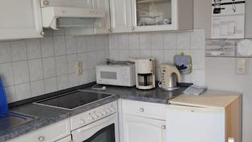 Een koelkast, een magnetron, een oven, een kookplaat