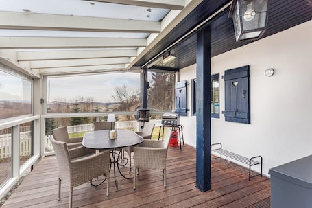 Outdoor dining. Holiday Apartment "Homertstuebchen" with Private Terrace & Private Garden