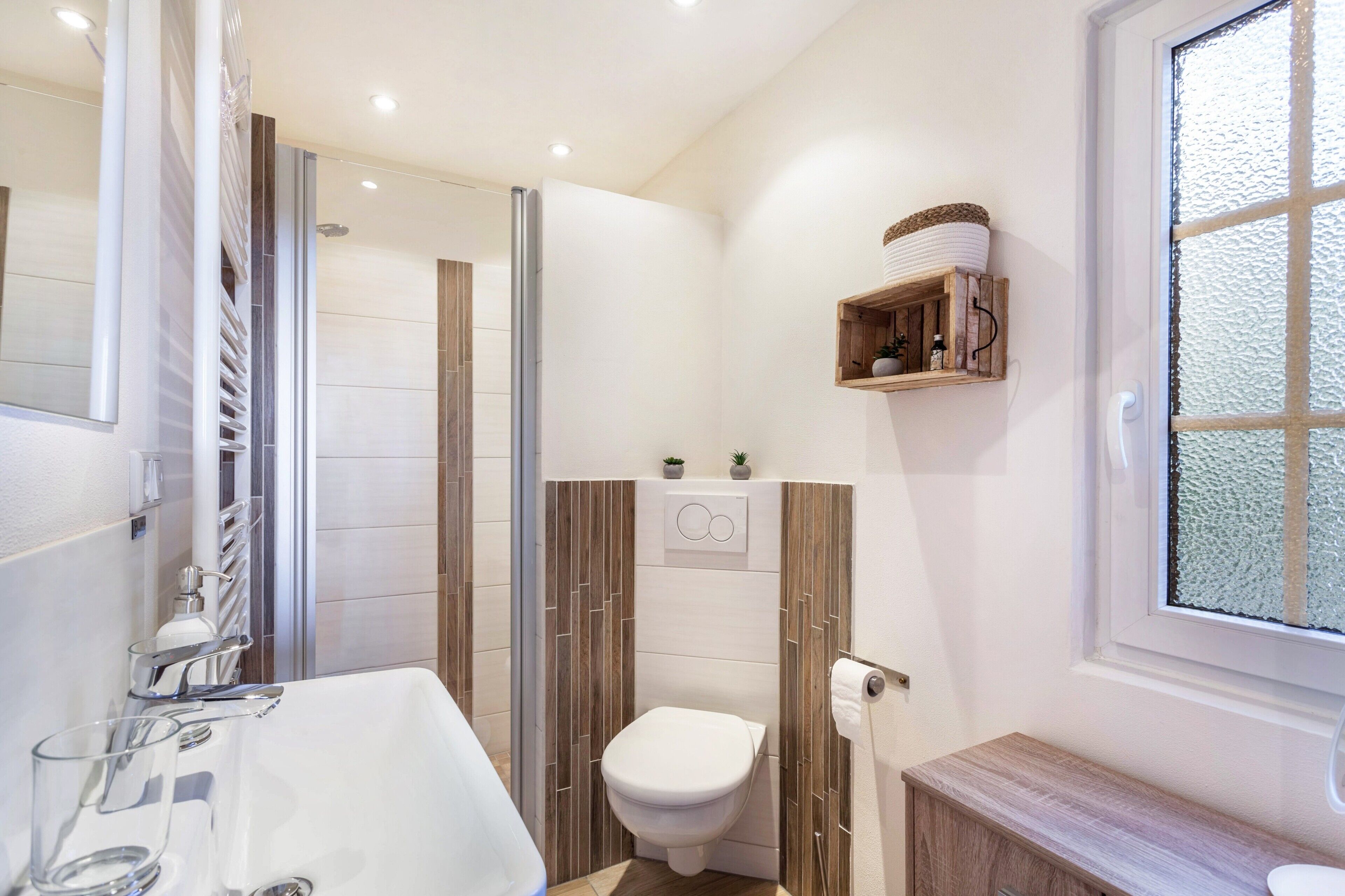 Shower, free toiletries, hair dryer, towels
