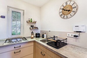 Frigorifero, forno, piano cottura, lavastoviglie