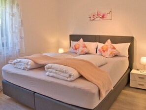 2 bedrooms, free WiFi, bed sheets - Apartment 'Seerose' with Shared Garden, Balcony and Wi-Fi (Überlingen)