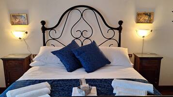 Camera | Una scrivania, postazione laptop, Wi-Fi gratuito, lenzuola