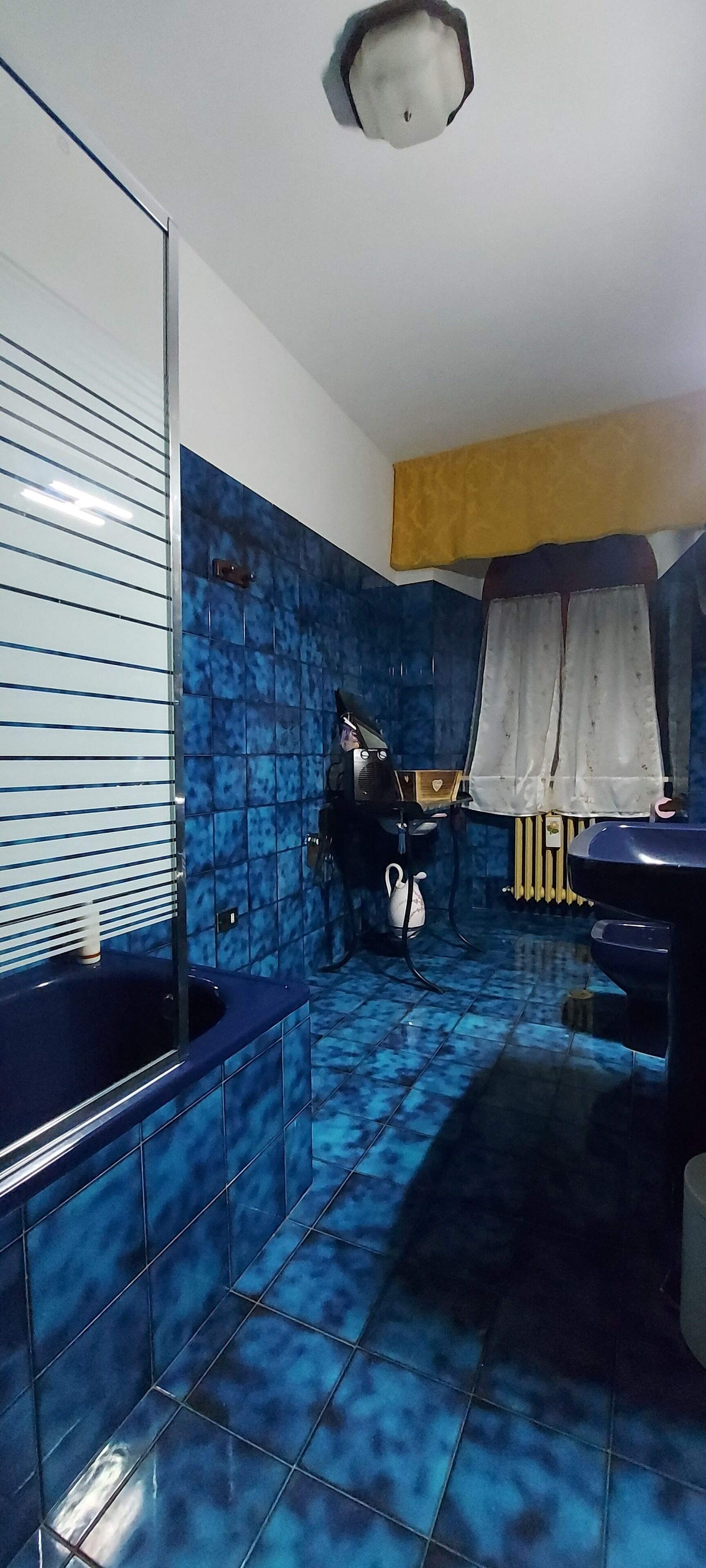 Combined shower/tub, free toiletries, hair dryer, towels