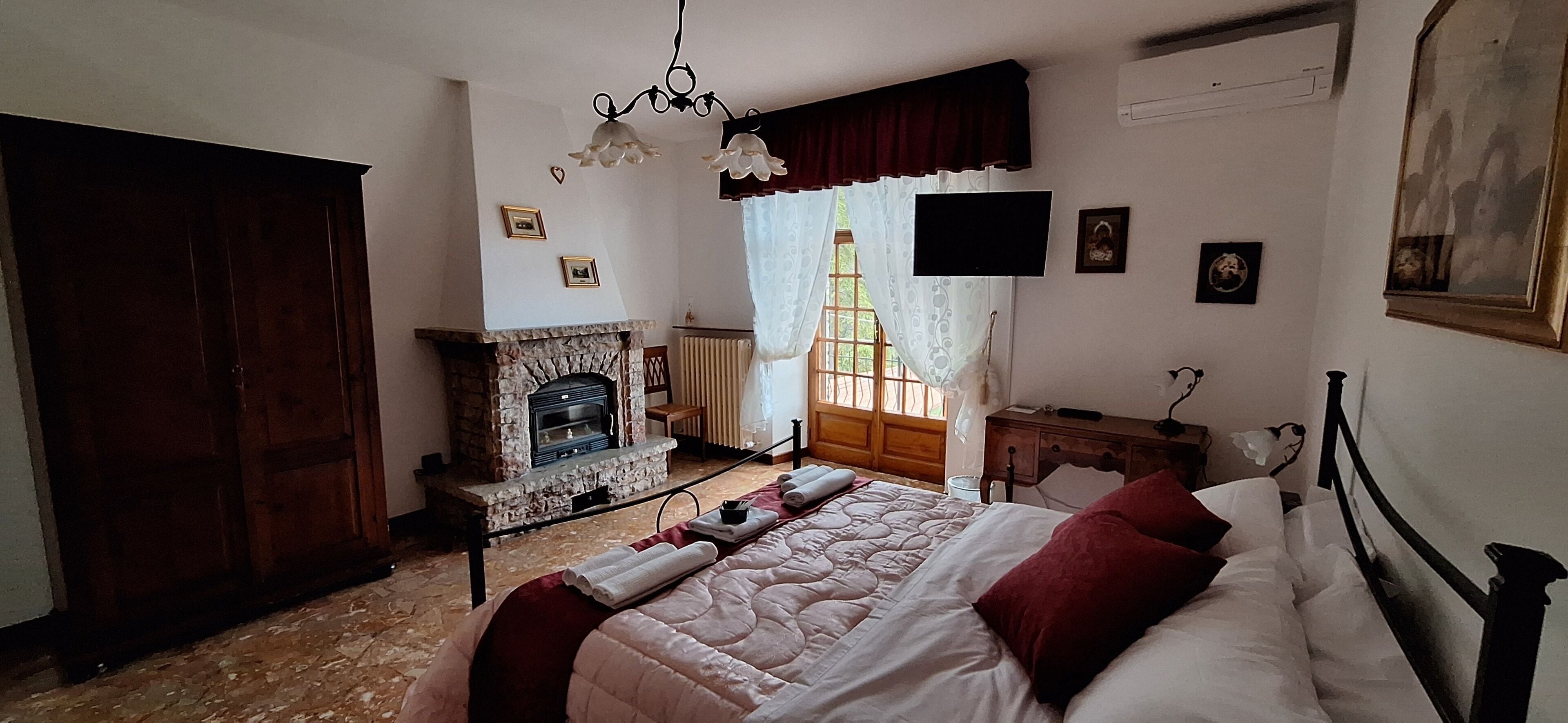 Escritorio, espacio para trabajar con laptop y wifi gratis 