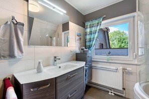 Shower, hair dryer, towels - Apartment 'Simonsen' with Separate Terrace, Shared Garden and Wi-Fi (Rabenkirchen-Faulück)