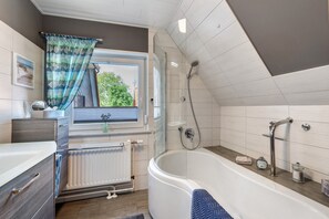 シャワー、ヘアドライヤー、タオル