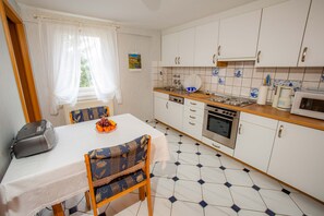 Fridge, microwave, oven, stovetop - Holiday Apartment "Blue Salon" with Wi-Fi (Bad Herrenalb)