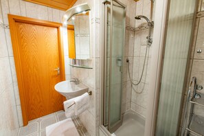 Dusche, Haartrockner, Handtücher