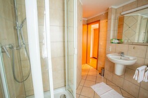 Douche, sèche-cheveux, serviettes fournies