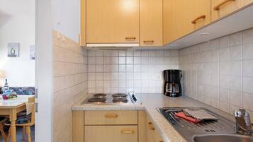 Réfrigérateur, plaque de cuisson, cafetiÚre/bouilloire